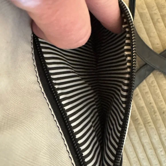 BNWOT | Parisian Leather Crossbody Bag - Picture 9 of 9